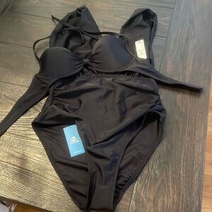 New Black CupShe swim top with bottoms